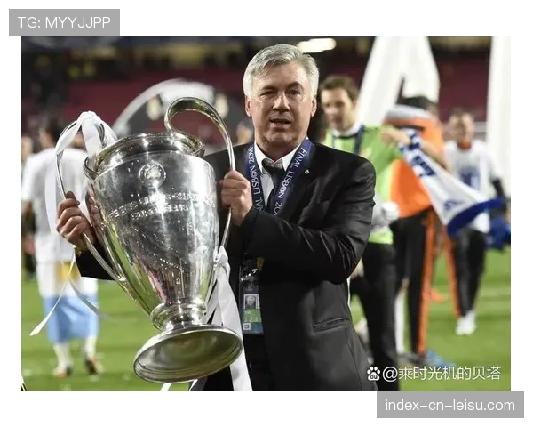 特写镜头：安切洛蒂在场边不停看表，计算球队由守转攻的平均用时