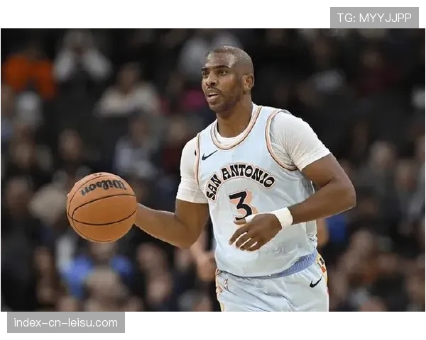 焦点瞬间：克里斯·保罗生涯助攻数升至历史第三，赛后获赠比赛用球